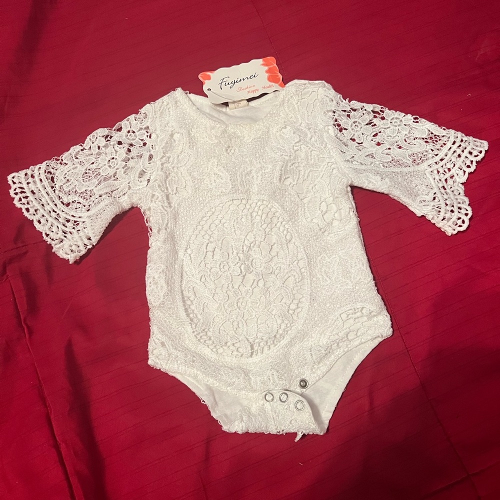 Brand New Fuyimei Baby lace and lined Bodysuit size 12 months